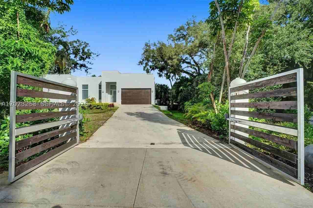 1759 Sw 30th Pl #0 - Photo 3 of 50