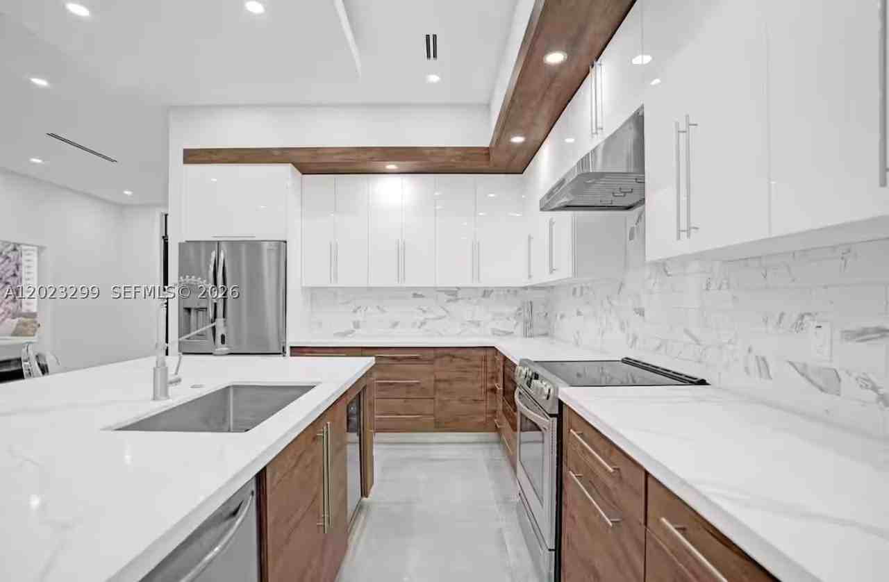 1930 Sw 36th Ave #0 - Photo 5 of 32