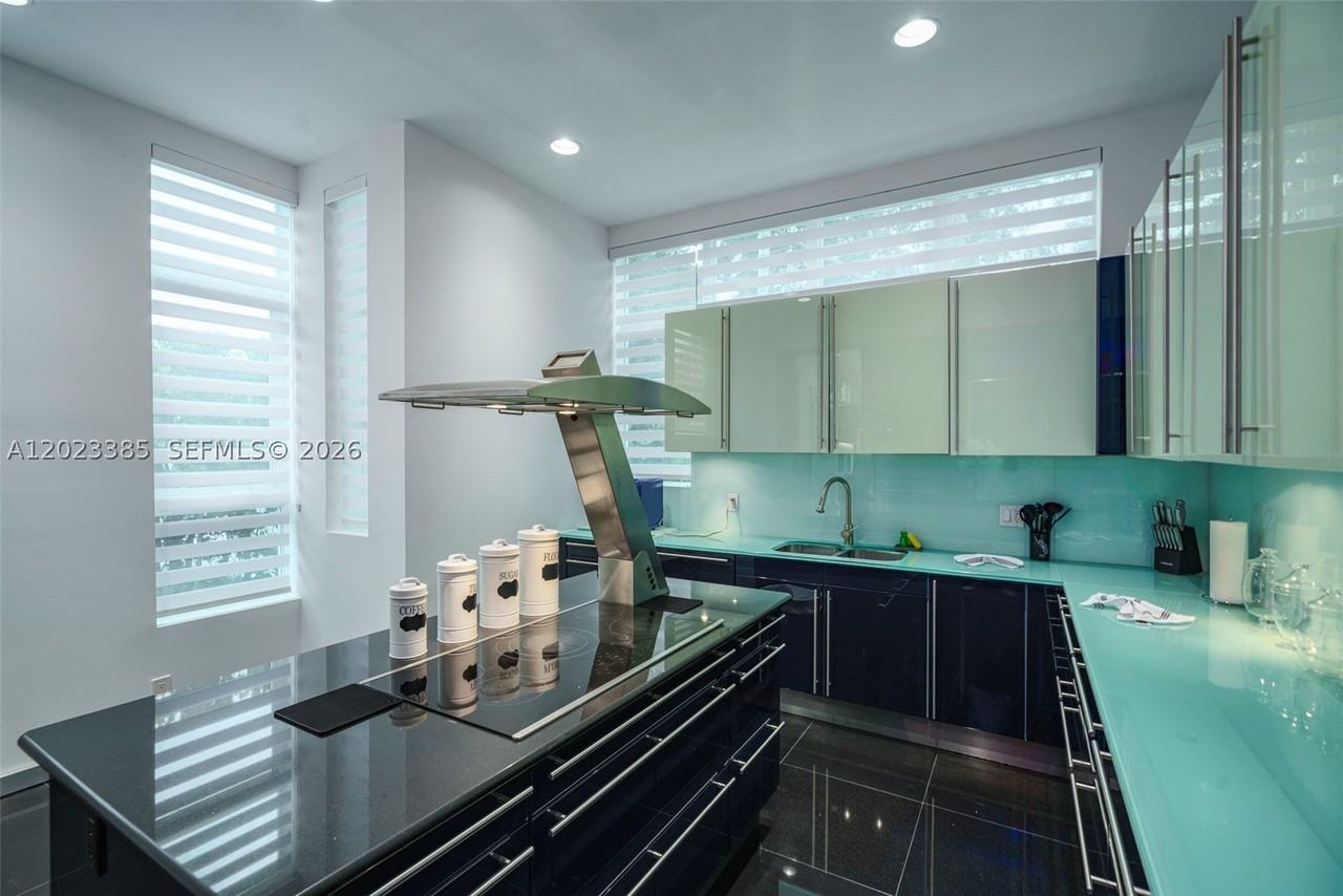 5432 Ne 21st Ter - Photo 6 of 42