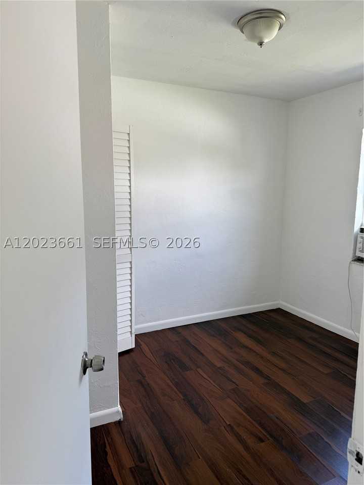 3810 Sw 25th St #1 - Photo 7 of 8