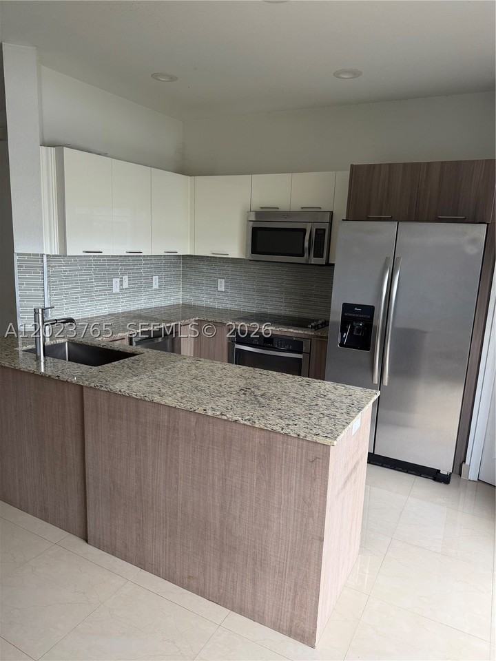 10803 Nw 83rd St #2-1 - Photo 4 of 8