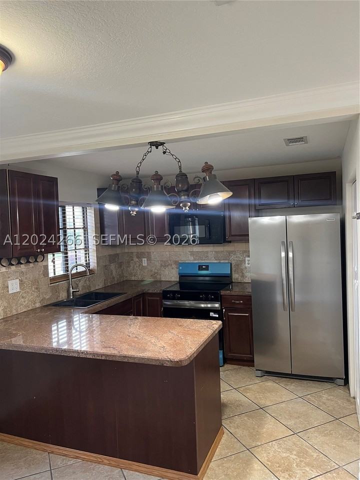 1126 Ne 209th Ter - Photo 2 of 35