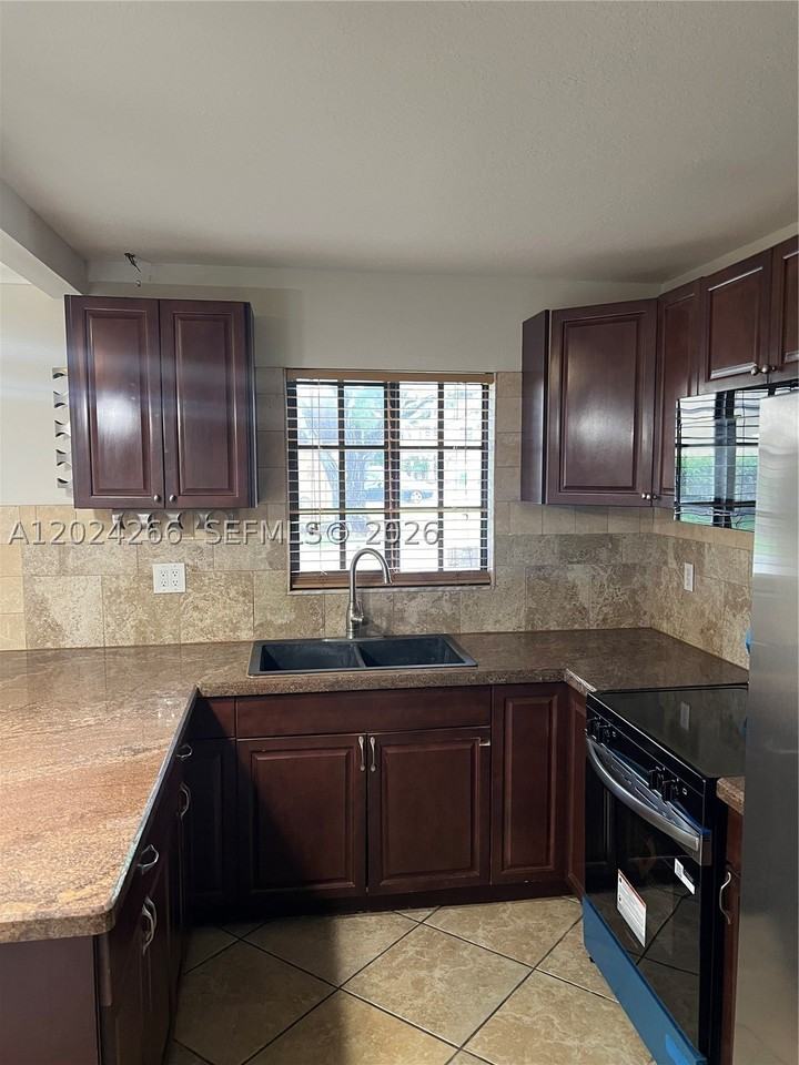 1126 Ne 209th Ter - Photo 3 of 35