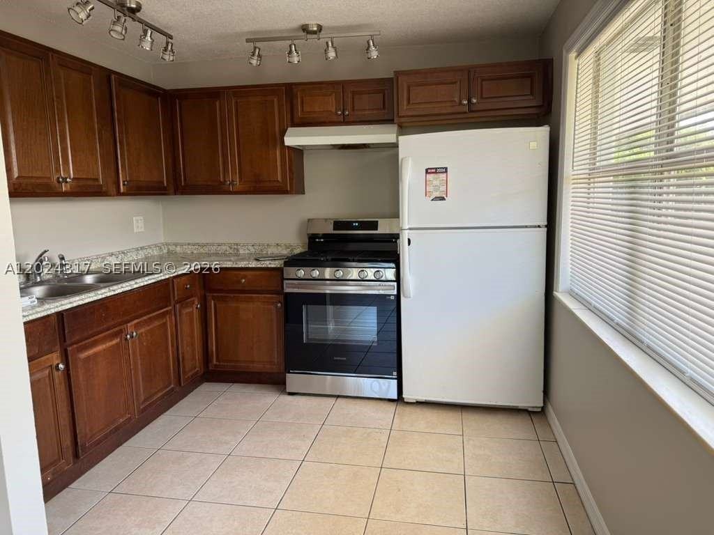 588 Holly Dr #B - Photo 2 of 12