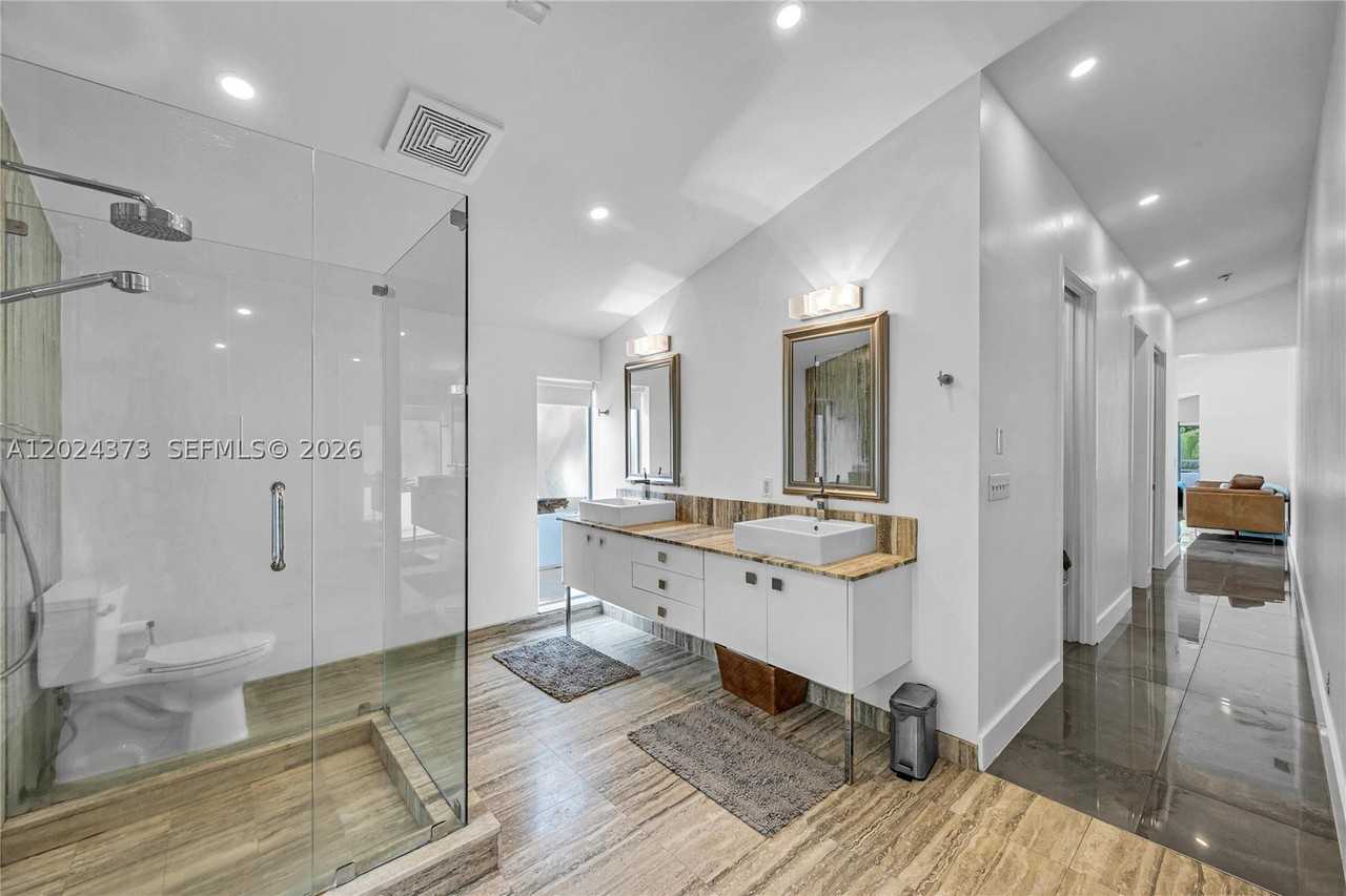 1511 Ne 4th Pl #0 - Photo 3 of 50