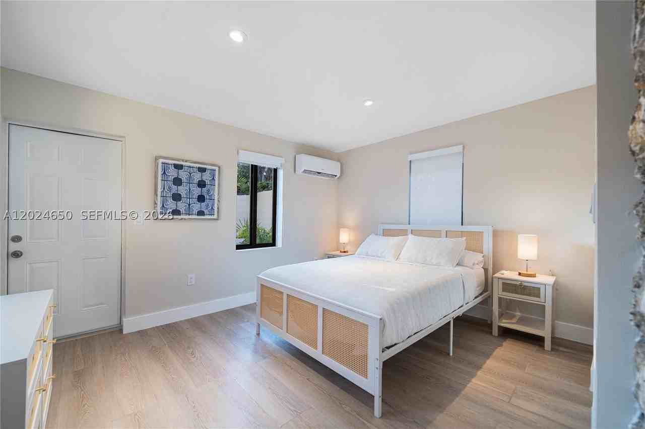 1663 Sw 13th St - Photo 4 of 50