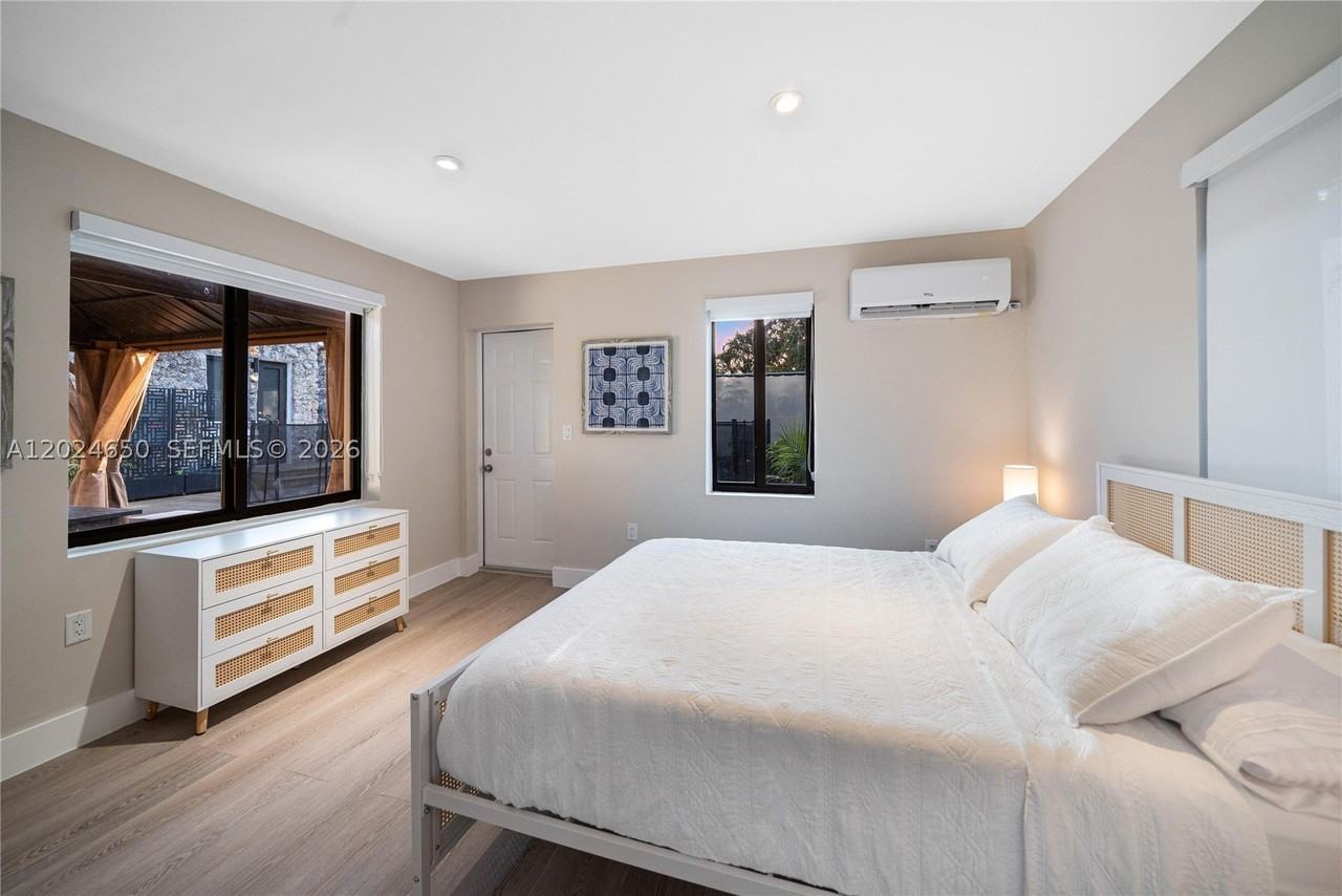 1663 Sw 13th St - Photo 5 of 50