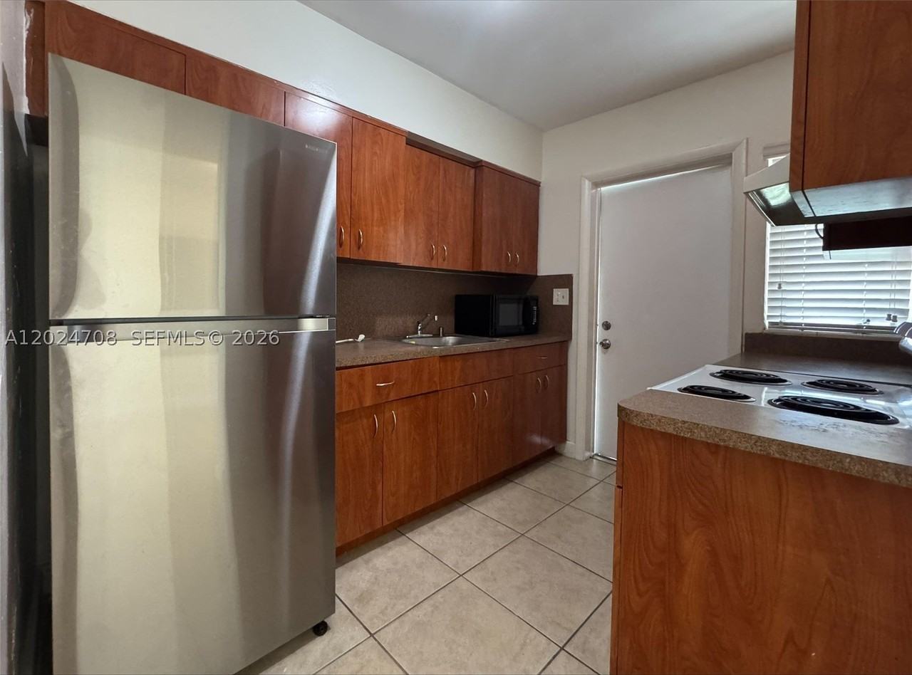 1320 Nw 87th St - Photo 7 of 10