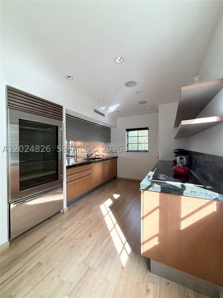 1520 Michigan Ave #1 - Photo 5 of 20