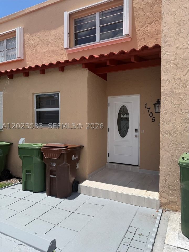 1705 W 57th St #506 - Photo 2 of 43