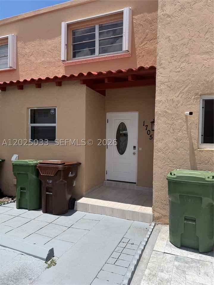 1705 W 57th St #506 - Photo 3 of 43