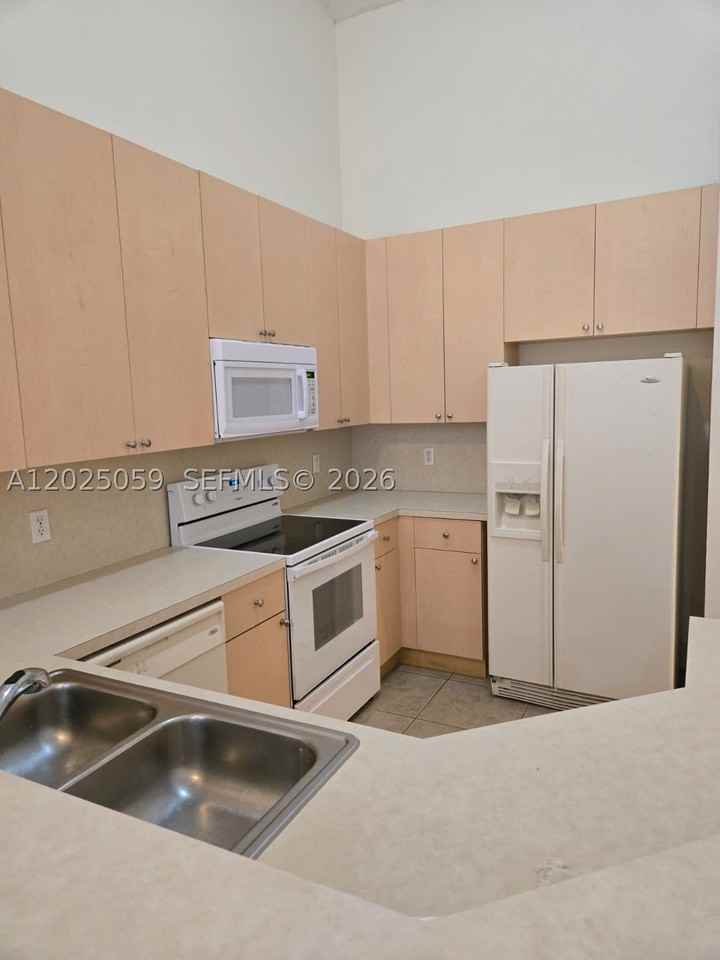 1158 Ne 32nd Ave #1158 - Photo 4 of 21