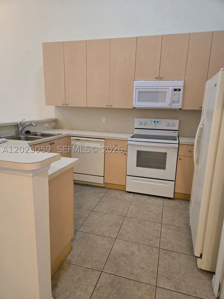 1158 Ne 32nd Ave #1158 - Photo 5 of 21