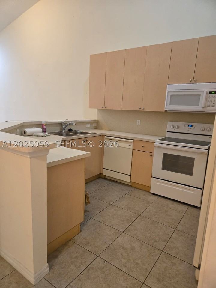 1158 Ne 32nd Ave #1158 - Photo 6 of 21