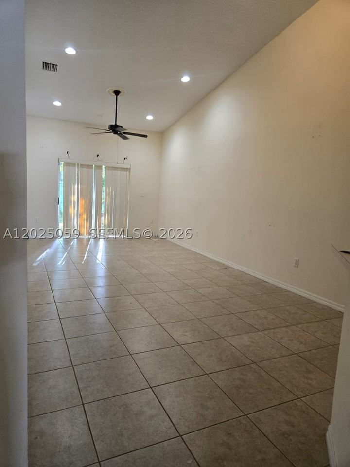 1158 Ne 32nd Ave #1158 - Photo 7 of 21
