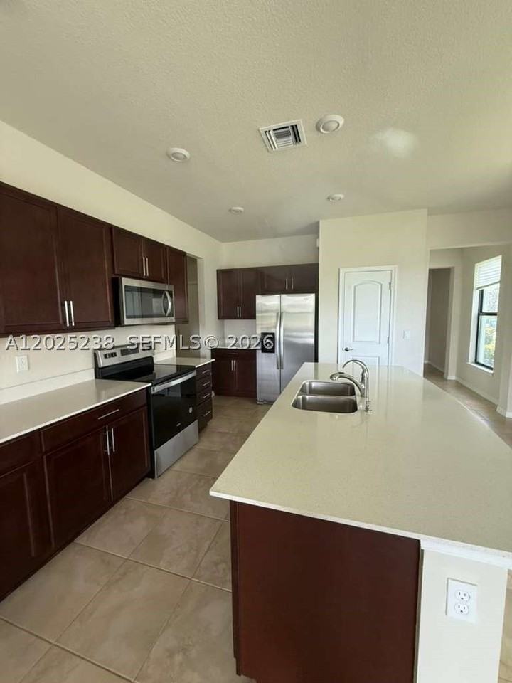 2163 Appleton Cir S #ALL - Photo 5 of 24
