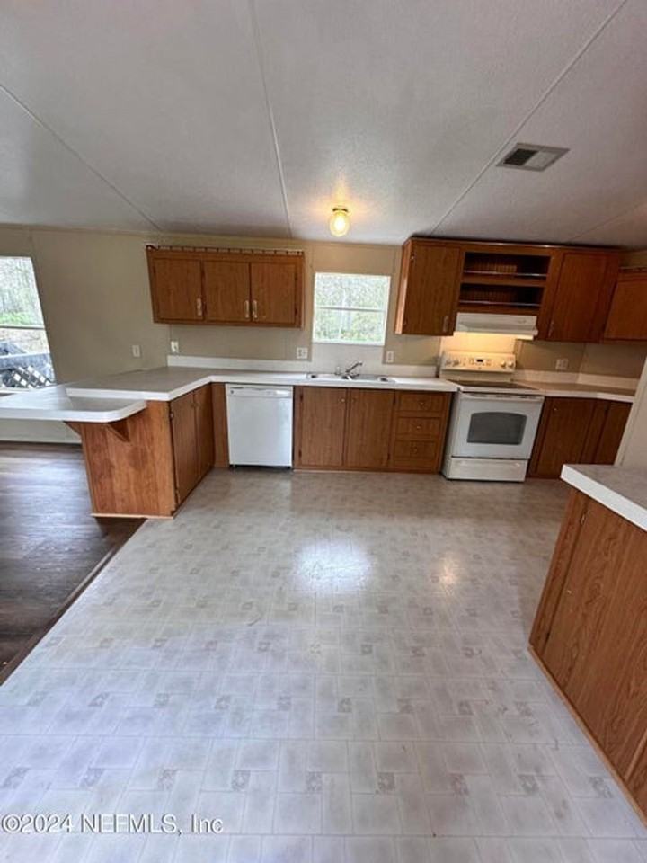 1757 Freedom Dr - Photo 5 of 14