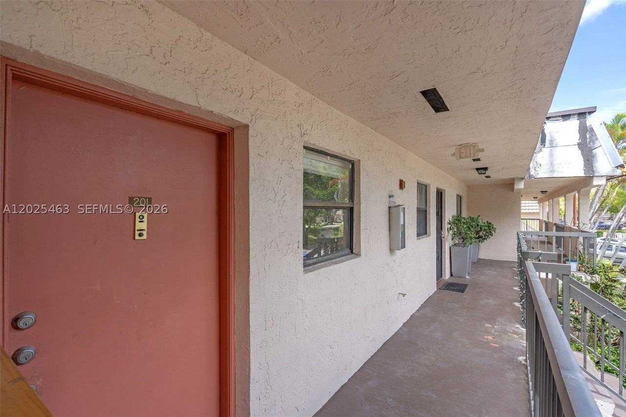 841 Ne 207th Ln #3-201 - Photo 2 of 24