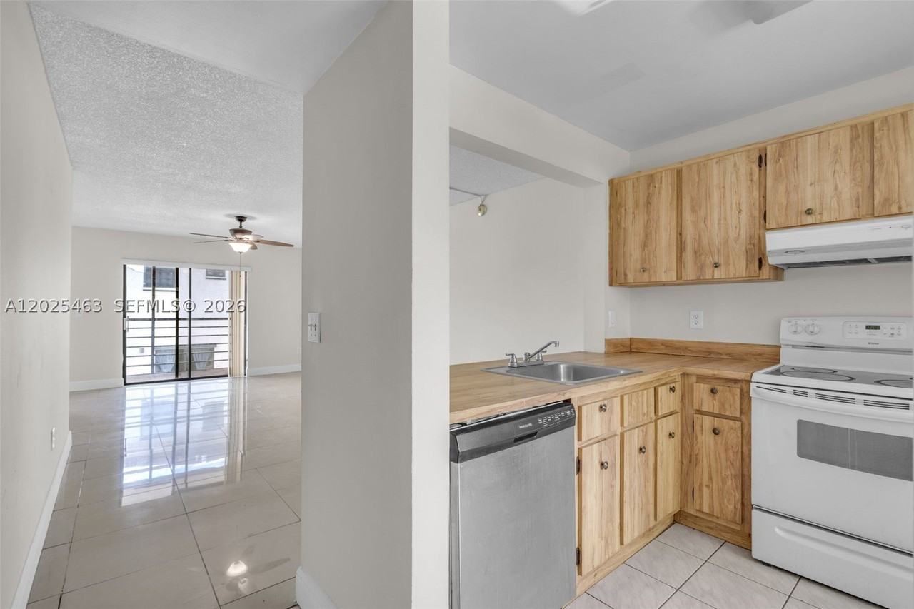 841 Ne 207th Ln #3-201 - Photo 3 of 24