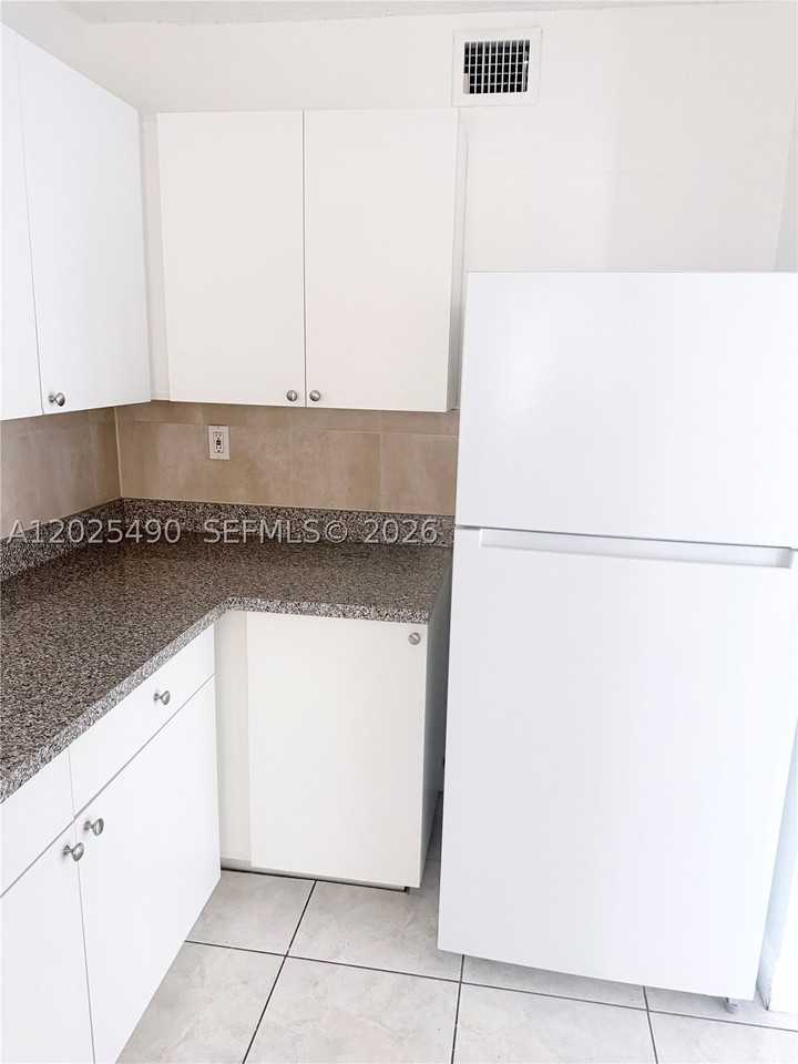 615 Nw 177th St #207 - Photo 4 of 7