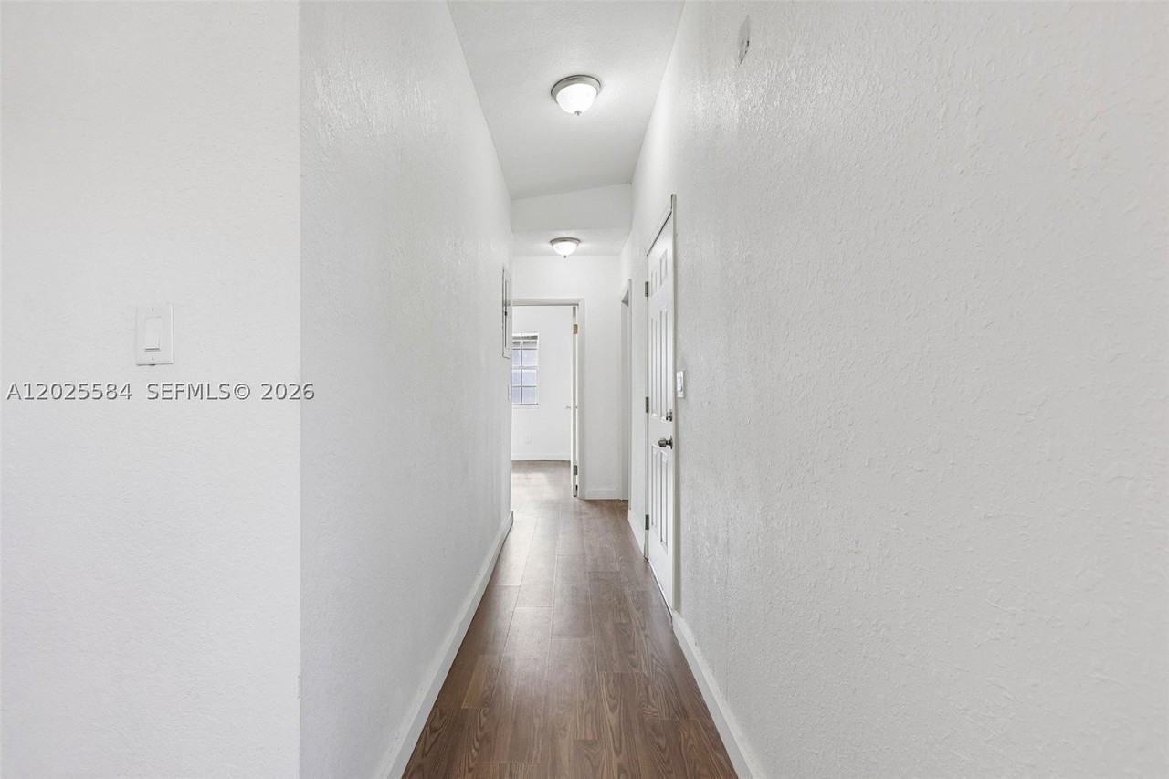 1045 Nw 115th St - Photo 4 of 26