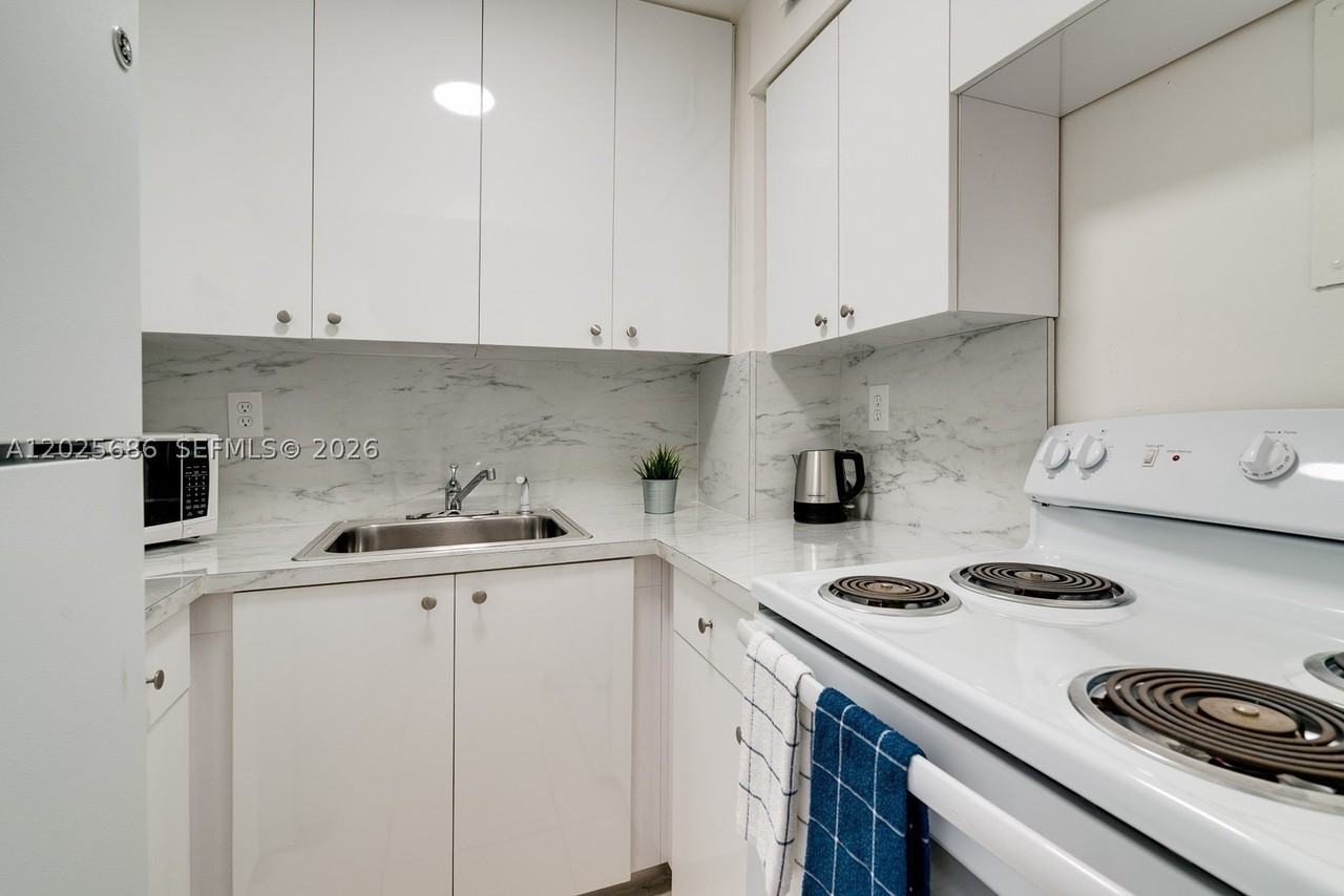 3100 Collins Ave #1101 - Photo 5 of 7