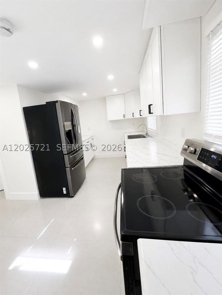 4125 N 32nd Ct - Photo 2 of 10