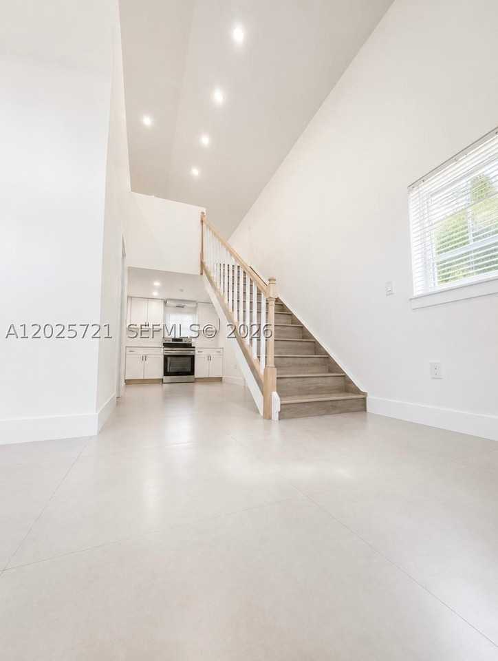 4125 N 32nd Ct - Photo 3 of 10
