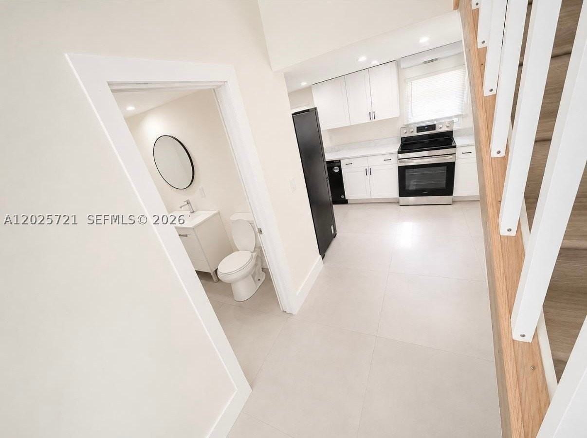4125 N 32nd Ct - Photo 4 of 10