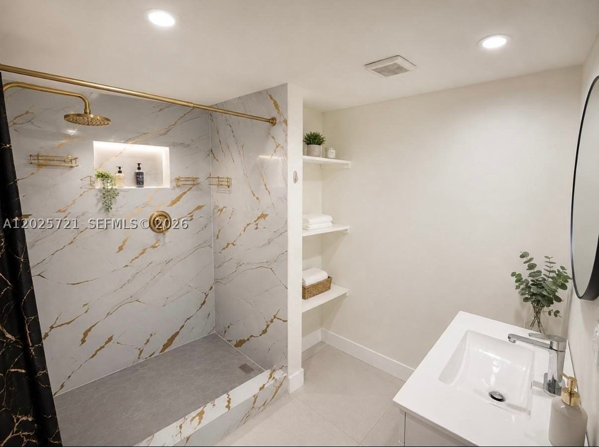 4125 N 32nd Ct - Photo 5 of 10