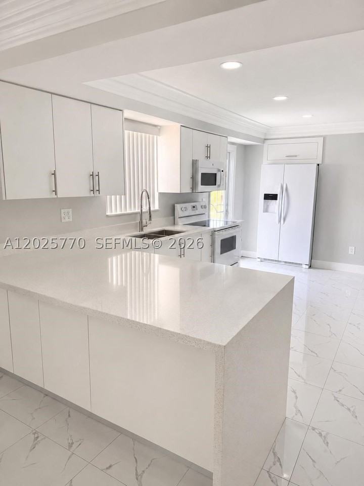 5735 Hayes St - Photo 3 of 13