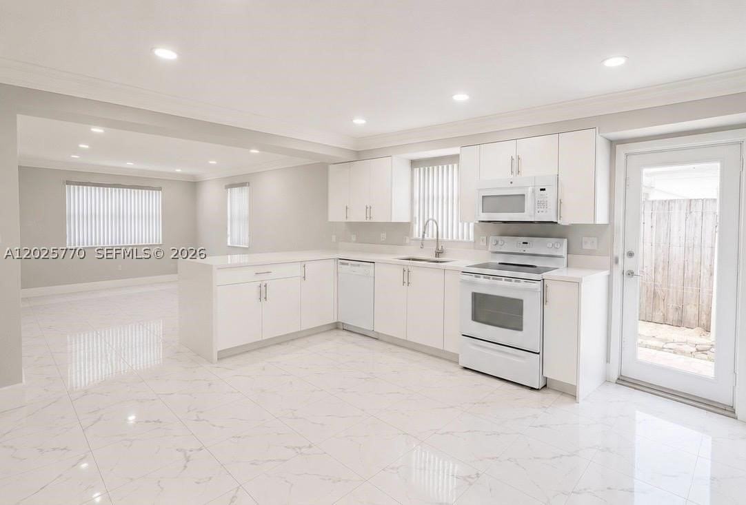 5735 Hayes St - Photo 4 of 13