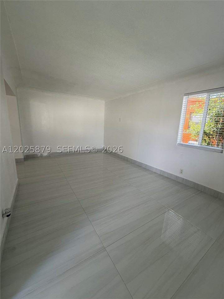 1816 Nw 25th Ter #1 - Photo 6 of 29