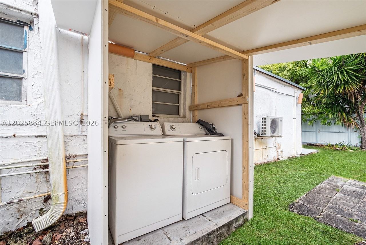 2255 Sw 10th St #B - Photo 3 of 26