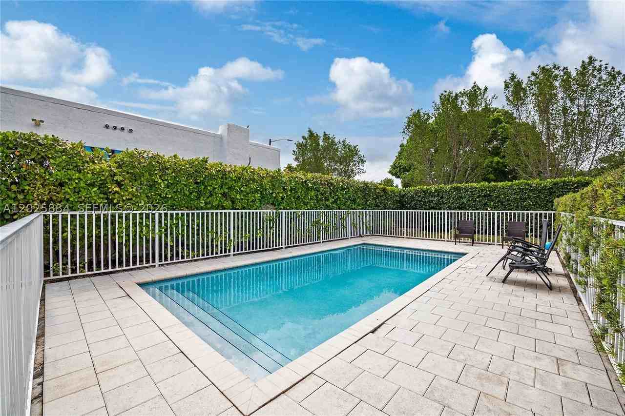 2255 Sw 10th St #B - Photo 7 of 26