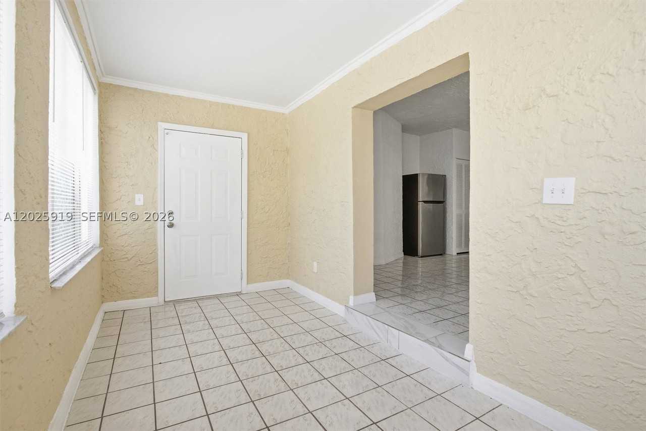 1743 Sw 17th St #1 - Photo 7 of 32