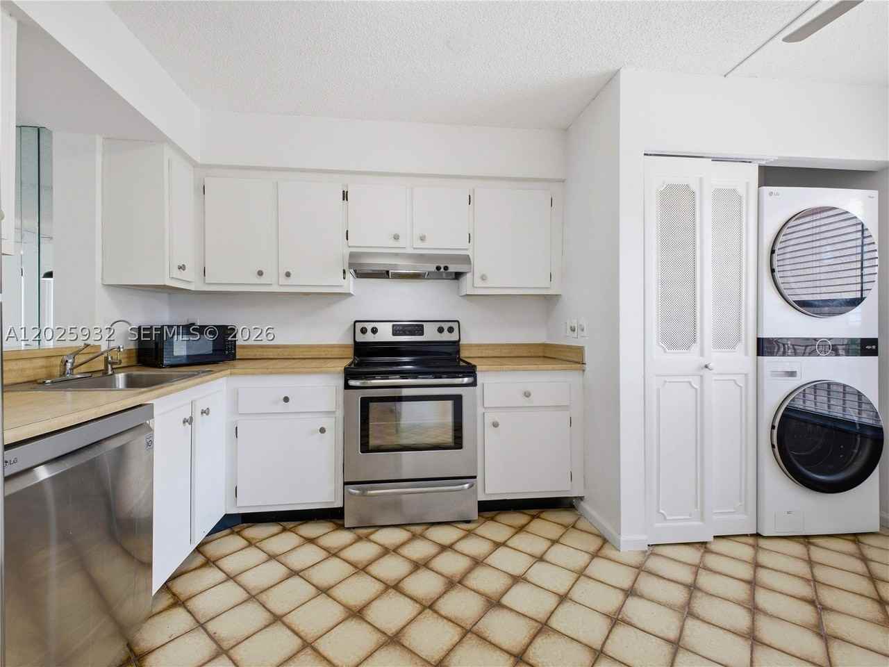 14623 Bonaire Blvd #405 - Photo 6 of 38