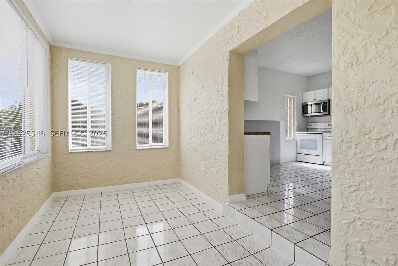 1745 Sw 17th St #2 - Photo 6 of 32