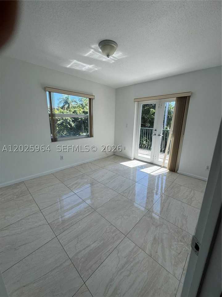 720 Ne 4th Ct #720 - Photo 5 of 11