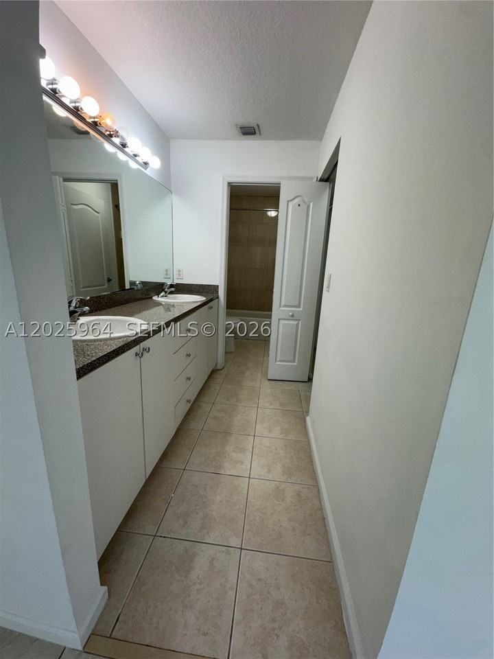 720 Ne 4th Ct #720 - Photo 6 of 11