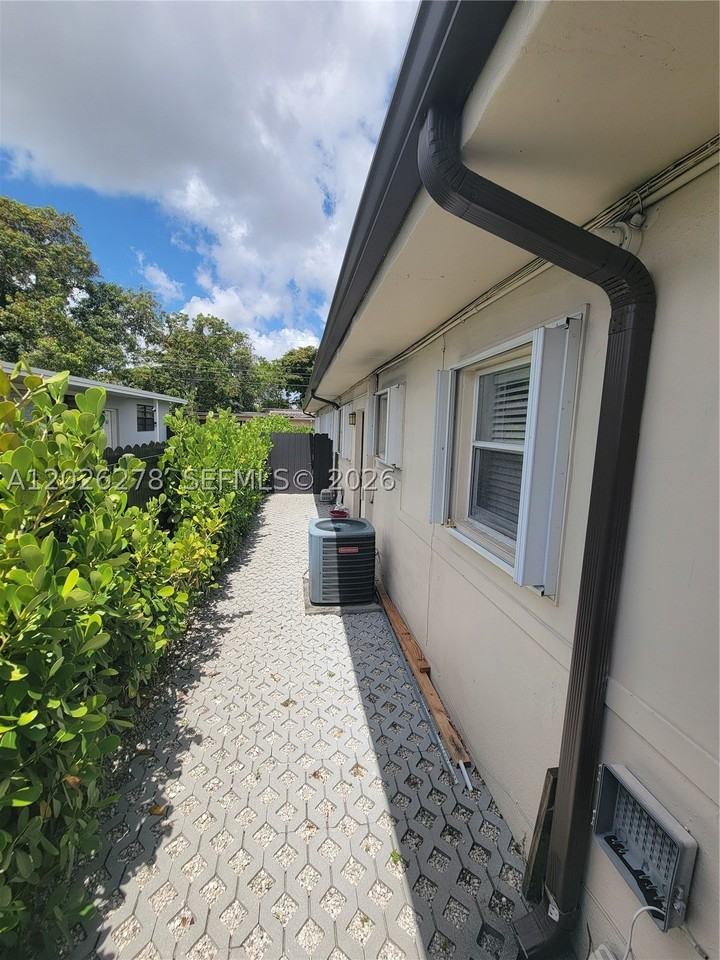 1052 Sw 79th Ave - Photo 4 of 22