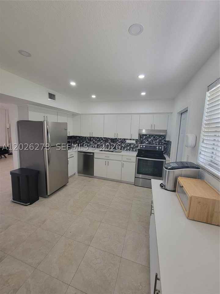 1052 Sw 79th Ave - Photo 7 of 22
