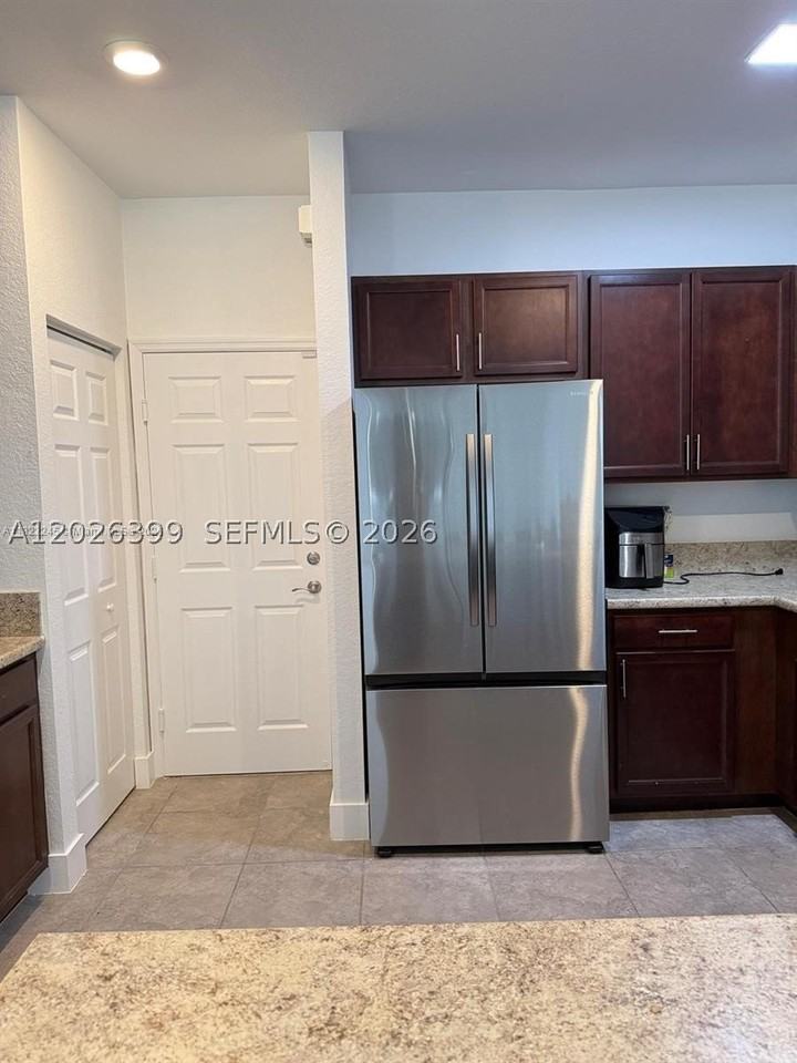 156 Ne 24th Ave - Photo 3 of 25