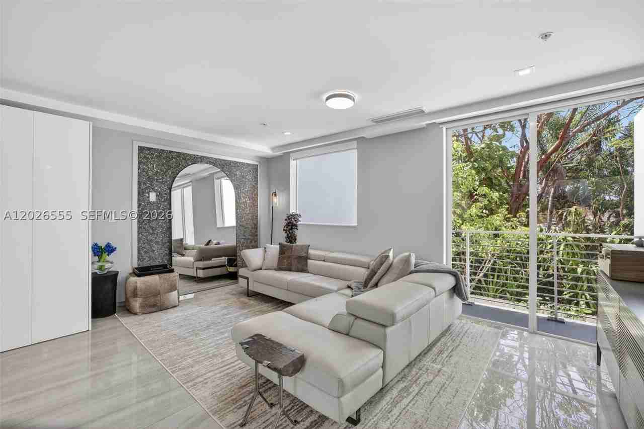 700 Ne 14th Ave #311 - Photo 7 of 50