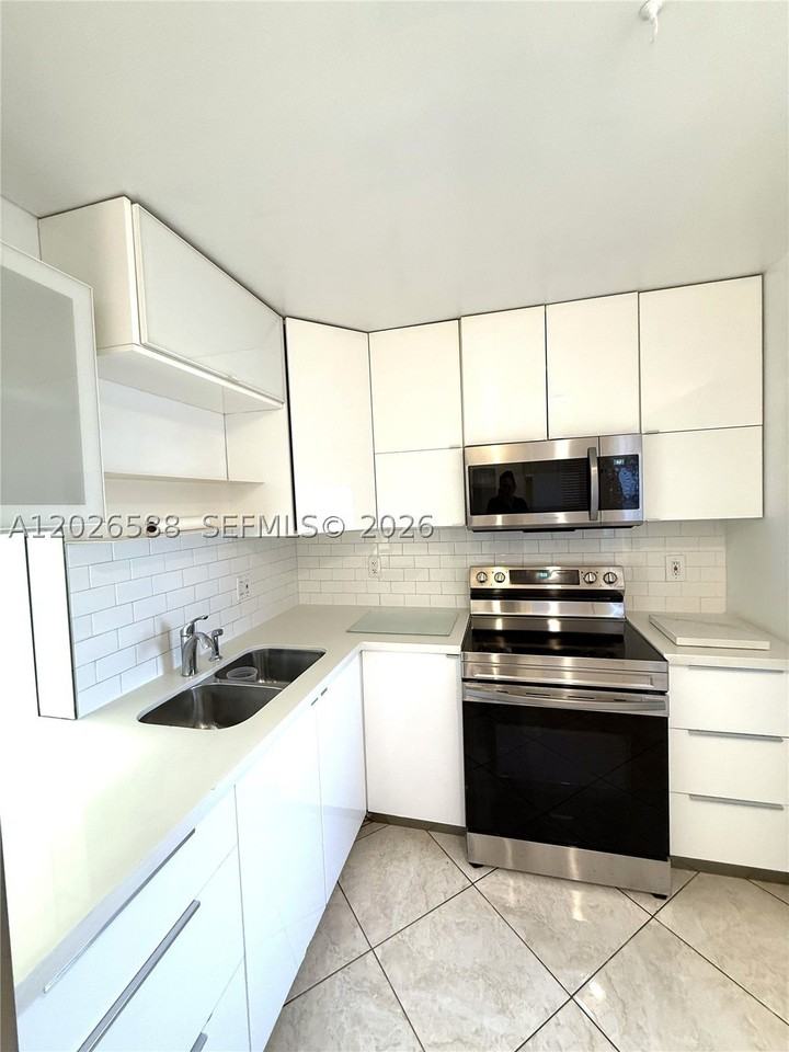 300 Ne 14th Ave #307 - Photo 2 of 23