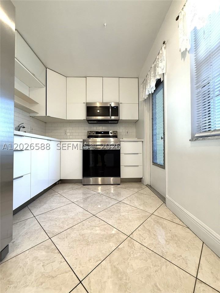 300 Ne 14th Ave #307 - Photo 3 of 23