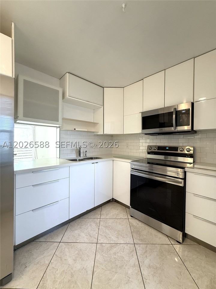 300 Ne 14th Ave #307 - Photo 4 of 23