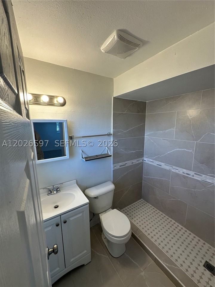 318 Tarpon Dr #1 - Photo 3 of 3