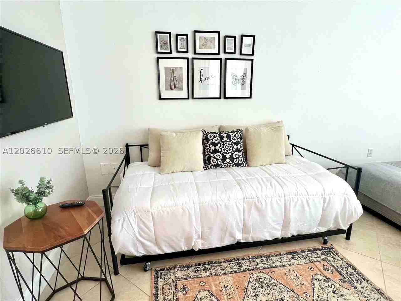 919 Michigan Ave #1 - Photo 2 of 12