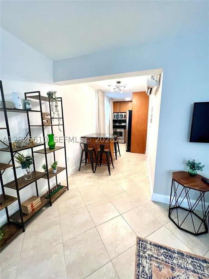 919 Michigan Ave #1 - Photo 5 of 12
